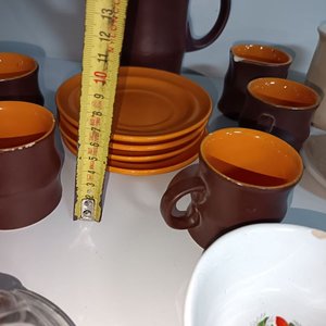Lote de Vajilla: Jarra Marrón, Tazas, Platos y Cuencos Decorados - imagen 7