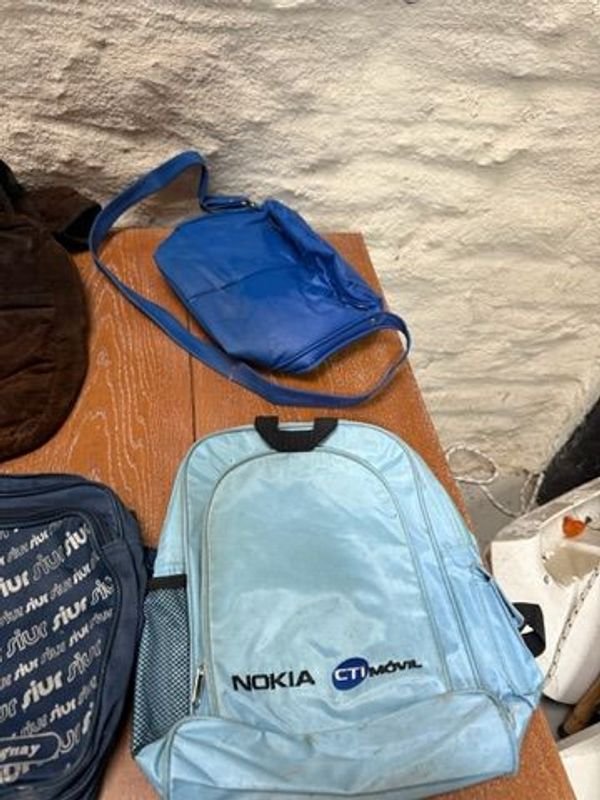 Gran lote de bolsos Benetton en diferentes tamaños y colores - imagen 4