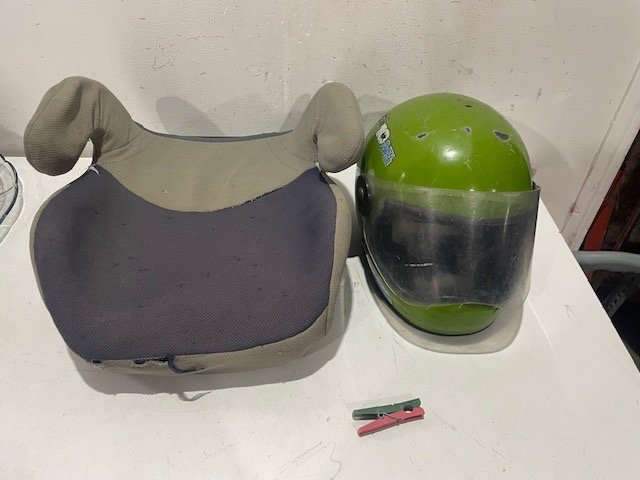Asientos de seguridad para niños y casco