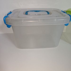 Dos Cajas Organizadoras Plásticas Transparentes con Tapas de Colores - imagen 2