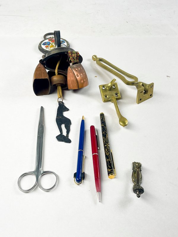 Lote anterior: Lote de accesorios para escritorio y oficina