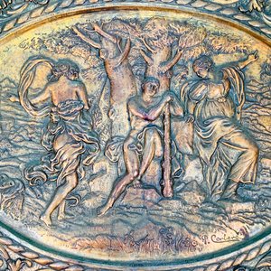 Cuadro Oval Repujado en Metal Bronceado "Personajes en Bosque" Firmado P. Corbero - imagen 2