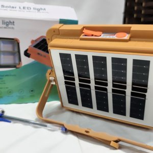Foco LED Solar Recargable Multifunción con Valijas, Nuevo en Caja - imagen 9