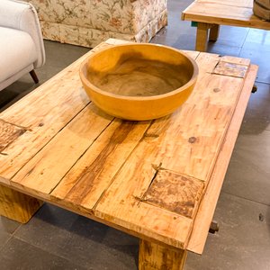 Sofá Seccional Beige y Mesa de Centro Rústica de Madera - imagen 3