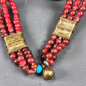 Dos Collares Artesanales: Étnico con Cuentas de Vidrio y Metal, y Diseño en Relieve - imagen 9