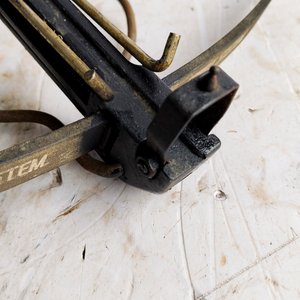 Ballesta Negra con Accesorios y 30 Flechas Naranjas - imagen 7