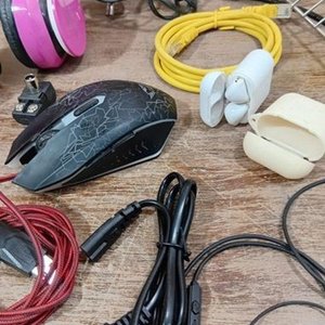 Auriculares Rosados, Smartwatch Blanco, Mouse Gamer, Audífonos Inalámbricos y Soporte Metálico Vintage - imagen 3
