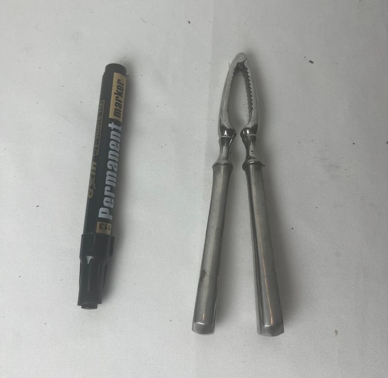 Lote anterior: Marcador permanente y nutcracker de metal