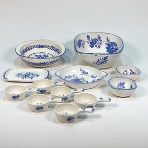Conjunto de 12 Piezas de Cerámica Blanca y Azul con Decoración Floral - imagen 1
