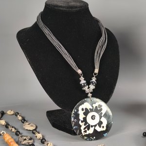 Lote de 13 Piezas de Bijouterie: Pulseras, Dijes y Collares Variados - imagen 13