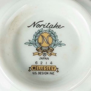 77 Piezas de porcelana japonesa Noritake decorado flores, borde plateado. Salsera con avería, tazas con cascaduras Medidas: 9x6 cm - imagen 3