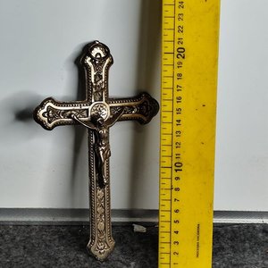 Lote siguiente: Crucifijo de Metal Plateado con Cristo Detallado