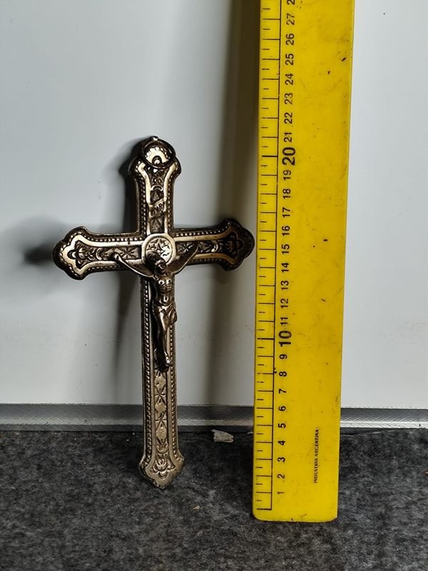 Crucifijo de Metal Plateado con Cristo Detallado