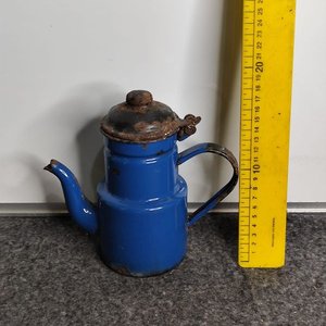 Lote siguiente: Cafetera Esmaltada Azul Antigua con Detalles de Óxido