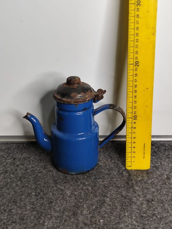 Cafetera Esmaltada Azul Antigua con Detalles de Óxido