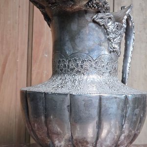 Jarra Francesa Antigua Labrada Plateada 23 cm - imagen 3