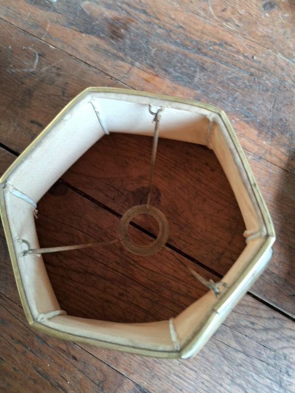 Lámparas de mesa con forma geométrica y detalles ornamentales - imagen 2