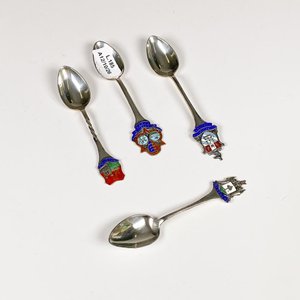 Lote siguiente: Lote de 4 Cucharitas de Plata Inglesa con Esmalte y Escudos