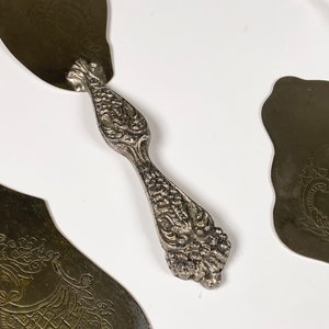 Seis Palas de Tortas Antiguas de Metal con Grabados - imagen 4