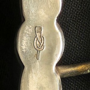 Hebilla de Metal Blanco Estilo Corneta con Grabados Florales y Marca Eberle - imagen 3