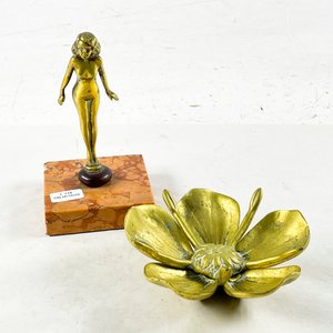 Dos piezas en bronce, flor de 12 cm y figura con base de mármol de 16 cm - imagen 1