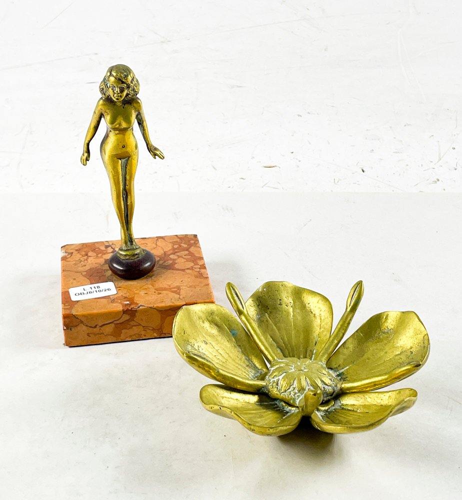 Dos piezas en bronce, flor de 12 cm y figura con base de mármol de 16 cm
