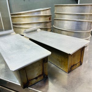 Lote siguiente: 11 Torteras Desmontables de Aluminio y 2 Budineras con Tapa