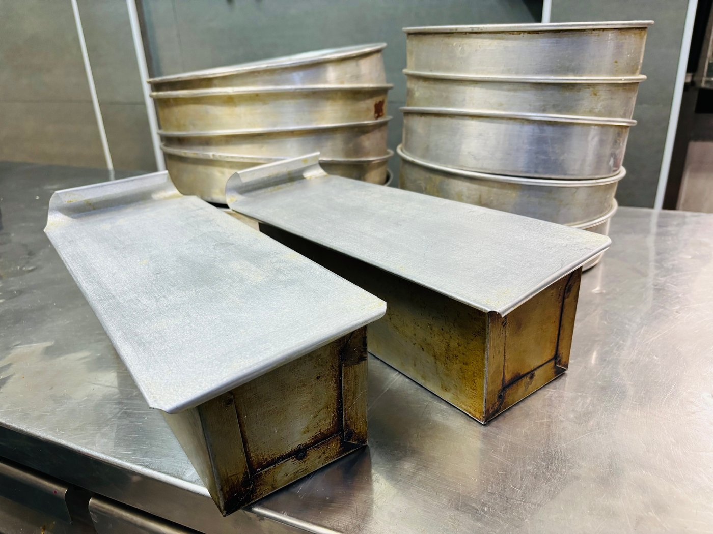 11 Torteras Desmontables de Aluminio y 2 Budineras con Tapa