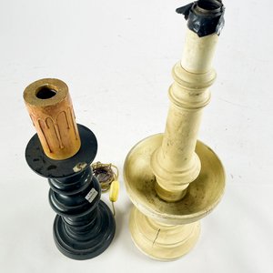 Dos lamparas de sobremesa en madera, negra de 42 cm y blanca de 53 cm (con detalles) - imagen 2