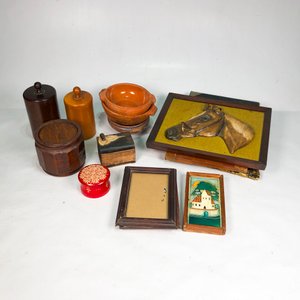 Lote de Adornos Vintage: Frascos de Madera, Busto de Caballo y Cuadritos - imagen 2