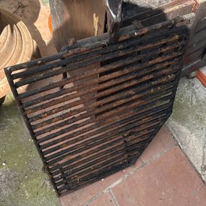 Lote anterior: Parrilla Plegable de Metal Oxidado