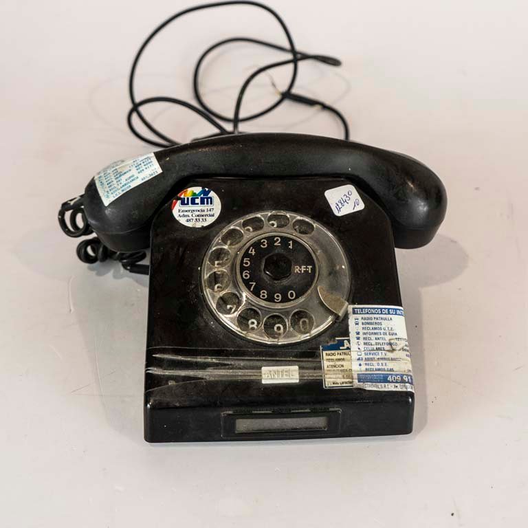 Lote siguiente: Teléfono de baquelita vintage con dial rotativo