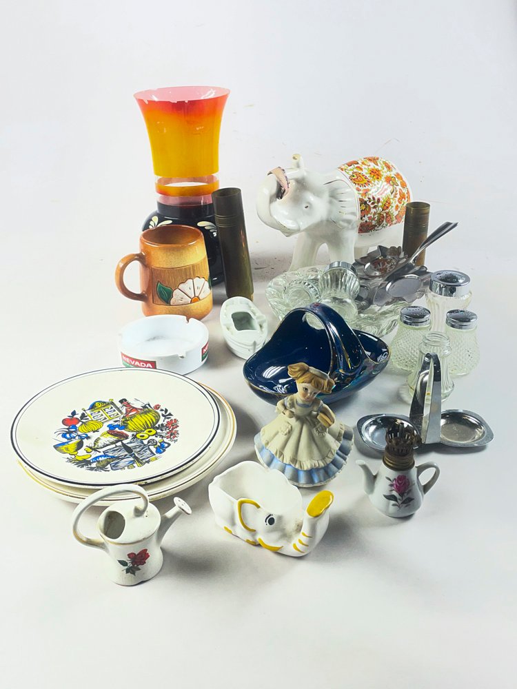 Lote de Ceniceros, Figuras Decorativas, Florero y Jarra