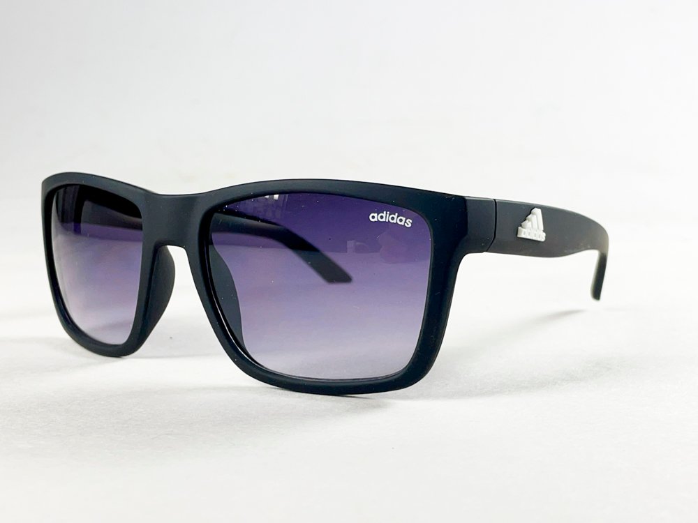 Lote siguiente: Lentes de sol negros con lentes moradas