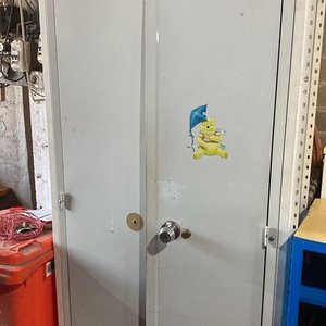 Estantería Metálica de Cuatro Divisiones con Puertas y Cerradura - imagen 1