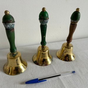 Lote de 3 Campanas de Bronce con Mangos de Madera y Metal - imagen 2