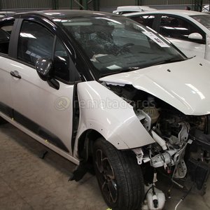 Citroën C3 Blanco con Techo Negro - Vehículo para repuestos o reparación - imagen 1