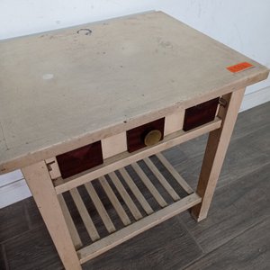 Par de Mesas de Luz de Madera con Cajón y Estante - imagen 3