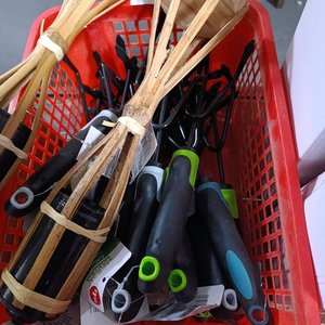 Lote siguiente: Juegos de Jardinería y Herramientas Varias
