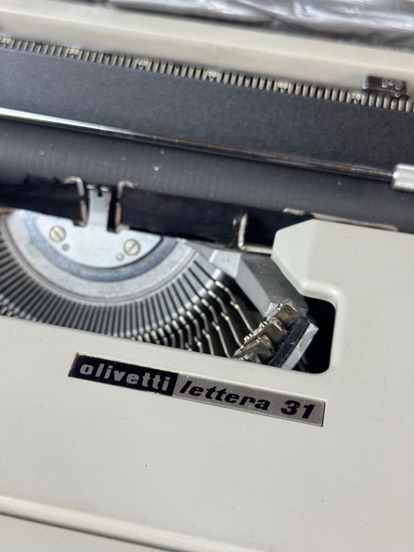 Antigua máquina de escribir Olivetti en su estuche - imagen 4