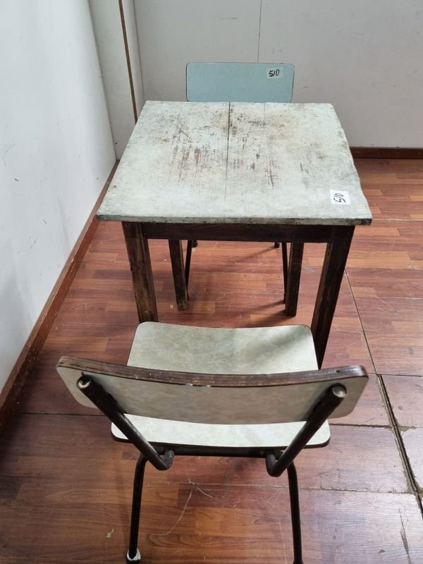 Mesa y sillas de madera y metal - imagen 3