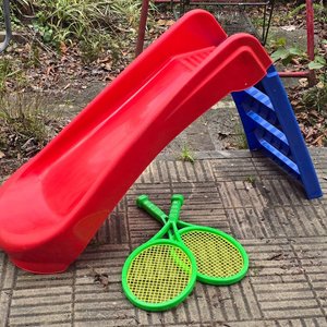 Lote anterior: Tobogán Infantil Rojo y Azul con Dos Raquetas Verdes