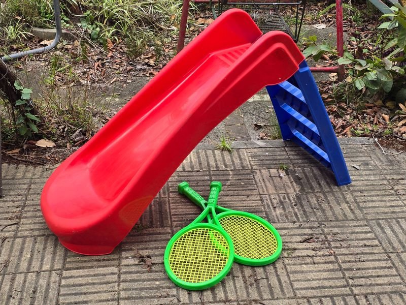 Tobogán Infantil Rojo y Azul con Dos Raquetas Verdes