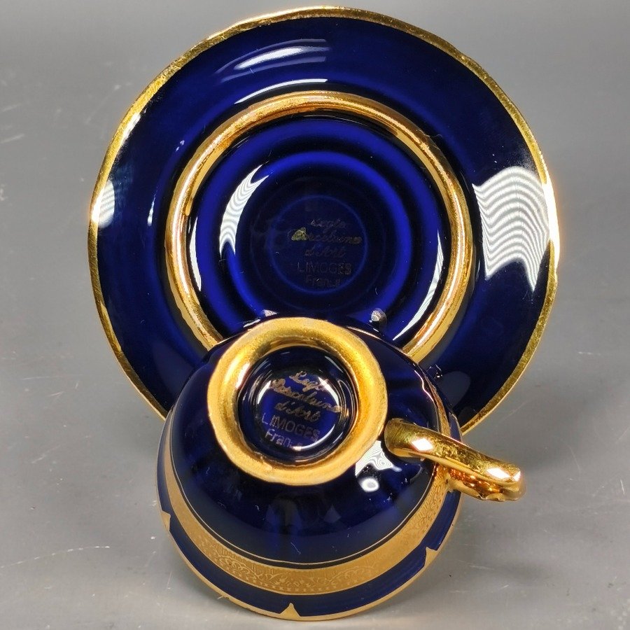 Dúo de taza y plato en porcelana francesa 'Limoges' azul cobalto decorado con diseños dorados - imagen 7
