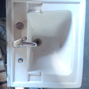 Pileta de Baño Blanca con Pie y Grifería - imagen 2