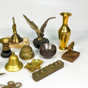 Lote de Objetos de Bronce: Floreros, Figuras, Apliques y Campanitas - imagen 3