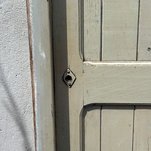 Puerta de Madera Entablerada con Cerradura Antigua - imagen 4