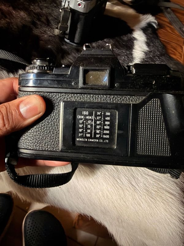 Máquina de fotos antigua con rollos de película - imagen 2