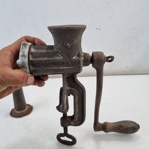 Antigua Máquina de Picar Carne Alexanderwerk con Embudo para Embutir - imagen 3