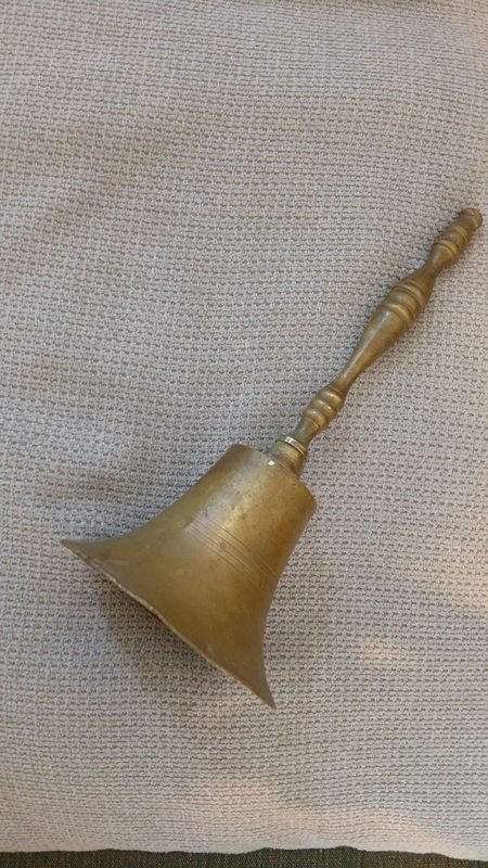 Campana Antigua de Bronce con Mango de Madera